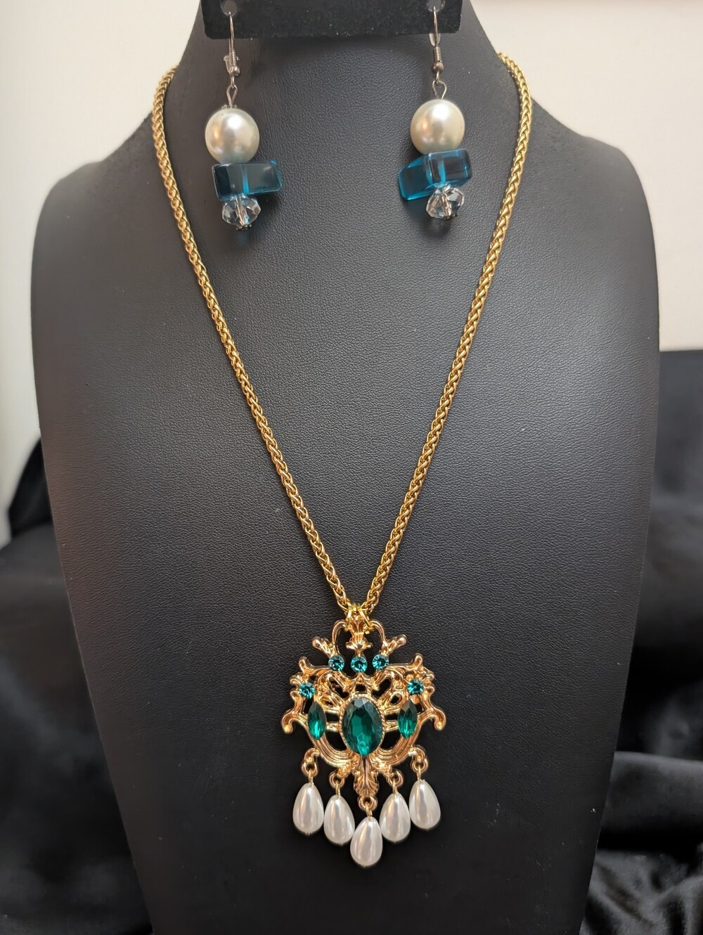#3. Gold & Emerald Color Stones & Pearl Necklace & Earrings